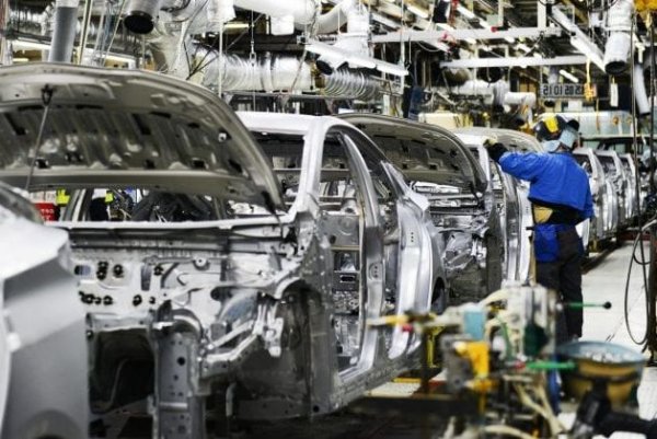 Автомобилите с десен волан в Европа се правят за Великобритания, където повечето производители имат свои заводи. Това означава, че при придобиването на такава кола почти няма шанс тя да е сглобена в Турция или в някоя от бившите социалистически страни. Съответно и качеството на производството със сигурност ще бъде по-високо, което също не е за пренебрегване.
