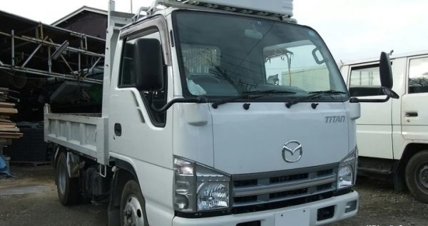 Ако сте почитатели на "клозетния" хумор, Mazda Titan Dump със сигурност ще ви накара да се смеете всеки път, когато го чуете. Последната дума означа едно определено дейсвие в тоалетната чинията, което отново не може да си позволим да превеждаме в детайли. И вероятно не е било отчетено от Mazda.

Titan Dump е търговски пикап, който превозва между 1,5 и 4,25 тона в зависимост от модела, така че всъщност е доста сериозен, когато става дума за възможности. За съжаление името му звучи миризливо на английски. Трудно е да не си представим кошмарно движение на червата в обществена тоалетна, а мощен автомобил. Mazda го разбра и смени името на Isuzu Elf. Не че е топ решение, защото не звучи мръсно, но и далеч от здрав  пикап. 

Със сигурност Mazda Titan Dump остава едно от най-злощастните имена на автомобили в историята.