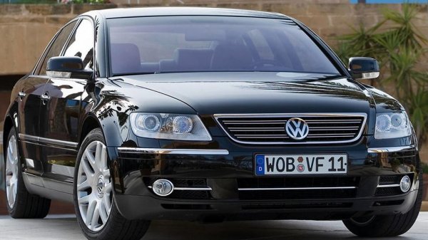 Да, Phaeton няма точно V12, вместо него използва иновативния и компактен W-12. Но все пак заслужава да бъде в този списък. Ако може да намерите такъв за продажба, моделът предлага голям лукс и ще ви хареса. Един такъв се продава в момента за под 20 000 долара.