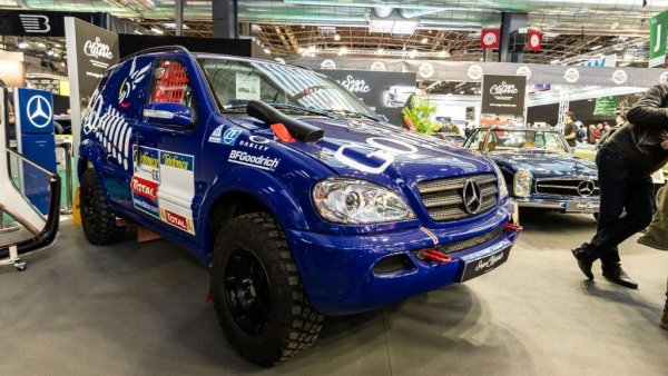 За повечето хора първото поколение на ML се свързва най-вече с ниска надеждност, склонност към ръжда и доста ниски цени на вторичния пазар (което обяснява и защо България се напълни с тях в последните години). Но дори и тази кола, далеч не от най-блестящите в каталога на Mercedes, си има своите славни моменти. Този Mercedes ML Dakar, създаден специално за най-прочутото офроуд рали в света, го доказва. Всъщност с малко подготовка, която да елиминира по-крехките детайли, ML става много добър пустинен състезател.