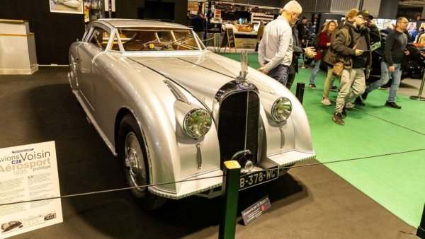 Дори и онези познавачи, които се вълнуват от отдавна изчезнали марки, едва ли ще се сетят за "Воазeн" на първо четене. Но точно това прави автомобилите на тази компания, създадена от самолетен ас и просъществувала само две десетилетия, толкова ценни. През 30-те години на миналия век този C28 Aerosport е струвал значително повече от Bugatti Type 57. Което впрочем обяснява и защо компанията не е просъществувала по-дълго. 
