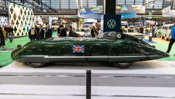 Дълго изоставащи в областта на автомобилните състезания, през 30-те англичаните вземат доста уроци от германските "стрели" от онази епоха. Така се ражда и този истински демон на скоростта. В самото наверечерие на войната, през 1938 и 1939, това MG EX135 успява да развие 301 километра в час на германските аутобани, а после постига и 327 км/ч с новия си двигател с компресор и обем... 1.1 литра. Кариерата на EX135 продължава и след Втората световна война, увенчана от още 6 различни рекорда за скорост. 
