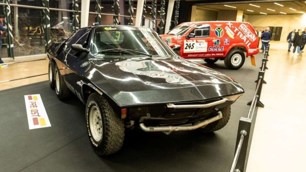 Тази машина, която изглежда като незаконороден син на G-class 6x6 и самолет F-117 Stealth, e създадена специално за рали Дакар и конкурентното рали Париж-Пекин. За жалост шестте колела не я правят по-надеждна - участието й приключва с пропаднало окачване. Иначе скоростната кутия е от Porsche 930, по-голямата част от двигателя е Fiat, радиаторът е дело на Chausson, а предното стъкло е директно задигнато от Citroen CX.
