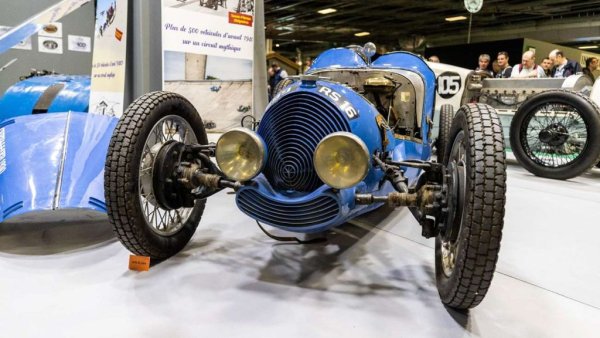 Основната причина тази малко известна кола да попадне в списъка е необичайният й външен вид, с тази странна радиална решетка. Но всъщност това е и много интересна машина в технологично отношение. Създадена за участие в състезанието за Златната купа в Монтлери през 1931, тя включва две нововъведения, невиждани по пистите в онази епоха: предно предаване и независимо окачване и на четирите колела. Двигателят е 1.1-литров, с мощност 45 конски сили. 
