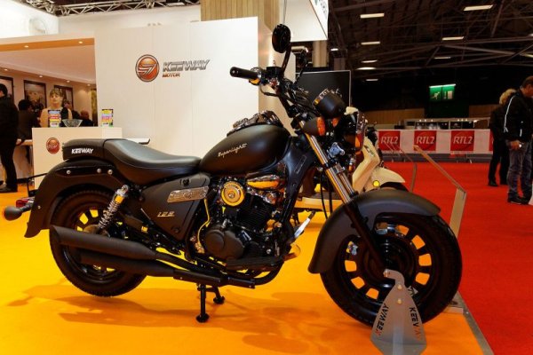 Една от марките на китайския гигант Джъдзян Цяндзян (не се чувствайте задължени да го произнасяте), която произвежда основно мотопеди, но има и мотоциклети над 50 куб. см. Други марки на същия производител са QJiang, QJMotor, Benelli и KSR Moto. 
