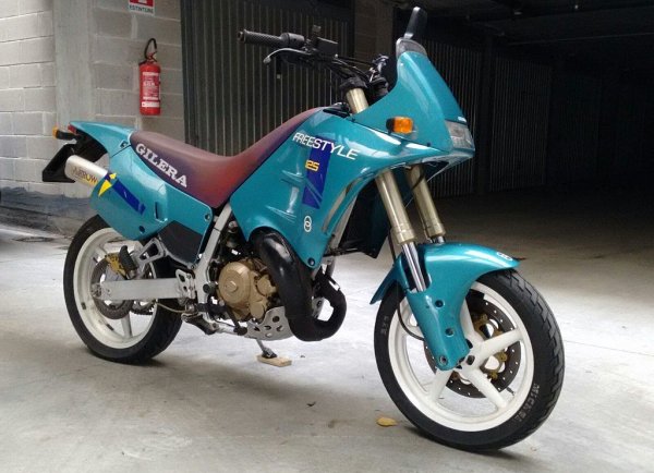 Eдин от класическите италиански производители, създаден още през 1909 година от Джузепе Джилера в Аркоре, на двайсетина километра от Милано. От 1969 марката е част от групата Piaggio. В последните три години обаче интересът към нея в България намалява - регистрираните машини са с почти 2% по-малко, отколкото през април 2020. 