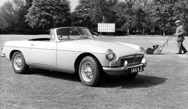 Това е най-продаваната спортна кола в света. Роудстър с отворен покрив и GT с ламаринен покрив са сред опциите, както и мощен V8 двигател.