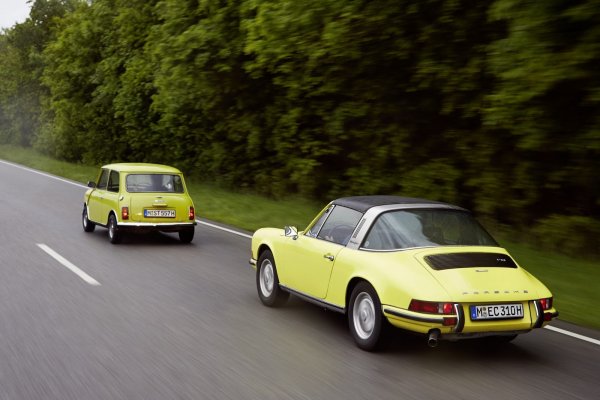 MINI поздрави Porsche за рождения му ден