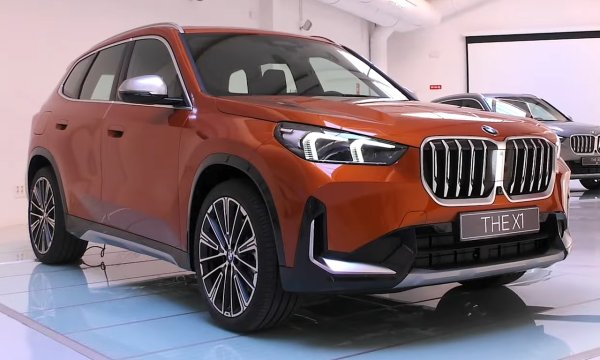 Продажбите на най-малкия SUV на баварците са се свили с три хиляди бройки спрямо 2021 (-10%). Донякъде това се дължи и на показаното наскоро ново поколение на модела (на снимката), което ще се появи в продажба през есента. 
