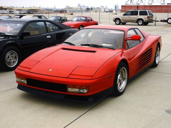 Testarossa се появява през 1984, за да заеме мястото на Berlinetta Boxer, като получава и модернизирана версия на вече споменатия V12 боксер. Моделът стига и до 90-те години под формата на 512 TR и M, а дизайнът на Testarossa се смята за класически израз на вижданията на дизайнерите, оформили масовия вкус през 80-те години.
