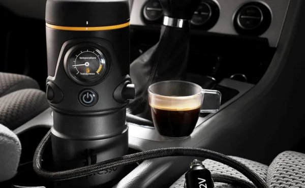 Fiat 500L бе отчаян опит на италианците да направят подобие на семеен автомобил от трета цедка компоненти и платформи, сглобявани от легендарно надеждните работници в завода в Крагуевац, Сърбия. Накратко, това си остава една от най-отчайващите коли, които сме тествали последните две десетилетия. Но пък се предлагаше с машина за еспресо като допълнителна екстра. Придържате волана с едната ръка, а с други две управлявате машината. 
