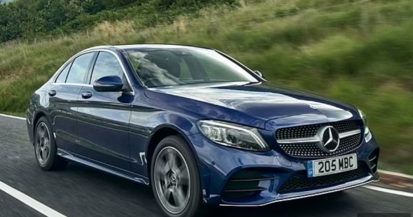 Това е с 37 процента по-малко отколкото през 2023 година, показват записите на DVLA. Както при BMW, тези 1123 откраднати Mercedes C-Class са от всички типове каросерии, включително седани, кабриолети, купета, комби и горещ AMG вариант.

Предишното поколение е това, което бандите наистина искат. Произведените между 2015 и 2020 година представляват повече от три от всеки пет взети от джамбазите. 