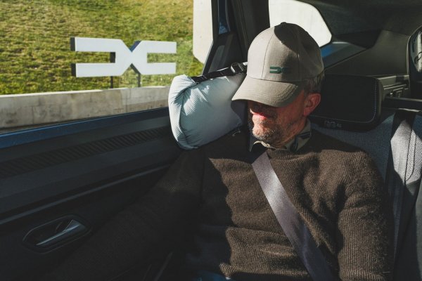 Прикачваща се с YouClip възглавничка за повече удобство при дълги пътувания