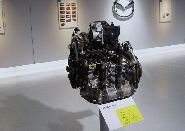 Упорството на японската компания да налага ванкеловите двигатели, чиито лиценз откупи навремето от NSU, бе възнаградено от този агрегат, с кодово име 13B-MSP. В него дългогодишните опити да се поправят двете основни слабости на този тип мотори - високият разход и наднормените емисии - сякаш дадоха плод. 
Една оригинална промяна в изпускателните канали повиши забележимо реалната компресия, а с нея - и мощността. Като цяло ефективността бе повишена с цели 49% спрямо предишните генерации. 
