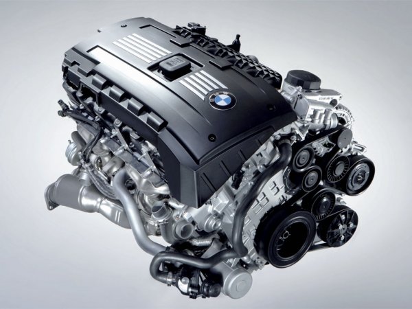 Ако за 4.4-литровия V8 на BMW има и някои забележки откъм издръжливост, за редовия шестцилиндров N54 трудно ще чуете лоша дума. Този трилитров агрегат дебютира през 2006 в по-мощните версии на Трета серия (Е90) и спечели "Международен двигател на годината" в пет поредни години, а също и американския еквивалент на Wards Auto в три поредни години. 

