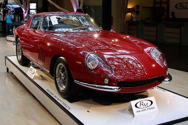 Може ли слава без Ferrari? Не много - и Маккуин, разбира се, притежава едно от най-добрите: 275GTB / 4, зашеметяващ GT от 60-те години, мултиталантлив като самия актьор. Колата е докарана докато Стив снима "Булит" и той поръчва на Лий Браун, човекът зад двете бройки Mustang, да пребоядиса колата от лешниково в по-интересен пурпурен отенък. Маккуин дълги години и без да внимава много кара купето с V12 двигател, но това по никакъв начин не се отразява на колата. През 2014 г. автомобилът е продаден на търг за 10,2 млн. долара.