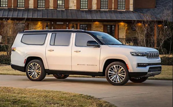 Извън Северна Америка вероятно най-дългият Jeep е Grand Cherokee L с дълга база от 5204 мм, но това е положителен недостатък в сравнение с друг модел, познат на клиентите в САЩ.
Както беше отбелязано по-рано, SUV-овете не винаги са особено дълги въпреки общата им маса, но Grand Wagoneer L е изключение. От край до край, той е с размери от 5758 мм.