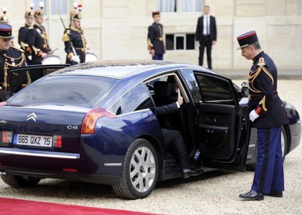 След като се установява трайно на поста, Жак Ширак отново сменя курса на доставчици за лимузини и се обръща към PSA. Така, първоначално използва Citroen CX Prestige и Peugeot 607, а за втори си мандат залага на брониран Citroen C6. Моделът е използван от наследниците му, дори и от настоящия президент Еманюел Макрон.