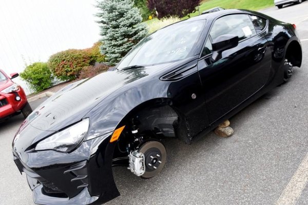 Джанти и гуми са друга основна цел на крадците, като това важи особено за тези от по-висок клас, чиято цена на пазара на черно е висока, тъй като търсенето е голямо. С правилните инструменти джантите се свалят гумите само за минути. 

Затова и експертите съветват при паркиране колелата да се завъртят на 45 градуса, за да се затрудни достъпът на крадците. Монтирането на секретни болтове също помага.