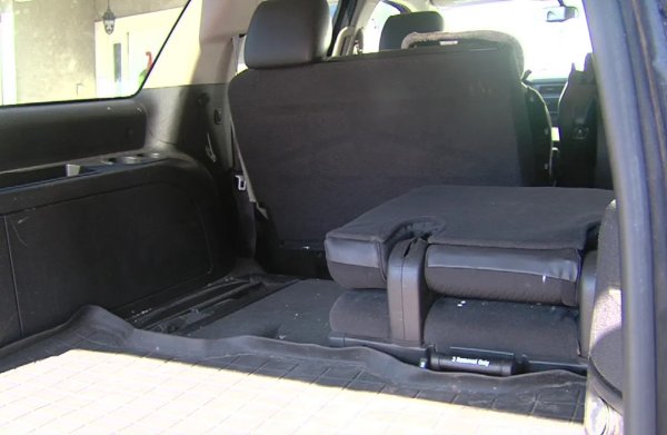 Оказва се, че в последно време кражбите на допълнителния трети ред седалки, с който са оборудвани някои SUV-модели, се увеличават, при това със сериозни темпове. Те са ценни, а освен това се свалят лесно, което ги прави още по-примамливи за крадците. Най-добрият вариант за защита е след паркиране тези седалки да бъдат сгънати.
