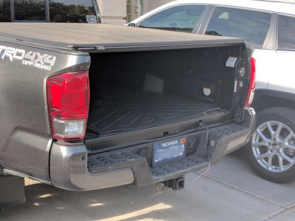 В случая това се отнася за пазара в Северна Америка, където пикапите продължават да са едно от основните превозни средства. Причината за &bdquo;интереса&ldquo; към този детайл е, че той най-често бива повреден след удар от друг автомобил. Свалянето на самата врата е лесно, като крадецът лесно се плъзга под легена на пикапа и я откача с помощта на на прости инструменти. След това, в зависимост от модела, задната врата може продадена онлайн или на пунктове за скрап. 

Водещите производители вече предлагат специално защитно устройство, което се закрепва за краищата на вратата и към самия леген на пикапа, и така предотвратява отделянето на самата врата.



