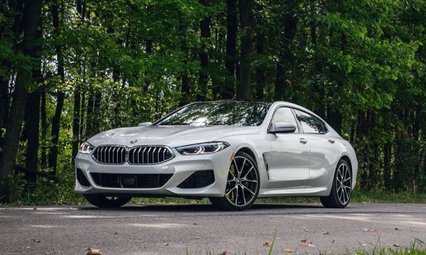 Първото място при седаните всъщност е поделено между три модела. Стига, разбира се, да се съгласите с логиката на C&D, които настояват, че въпреки името си Серия 8 Gran Coupe е именно седан. Тук отговорник по шума е трилитровият редови турбомотор, който - учудващо или не - всъщност произвежда по-високо звуково налягане от V8 в по-мощните версии на колата.
