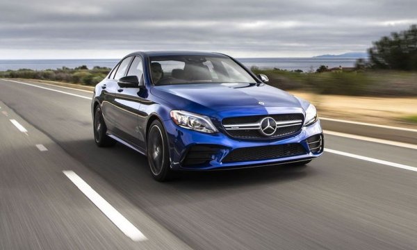 По-скромната от AMG версиите на С-класата е всъщност по-шумна от далеч по-мощната С63 S. Нейният 3-литров V6 отстъпва като динамика на 4-литровия V8 при "големия брат", макар и не с много. Но в децибелите го побеждава уверено. 
