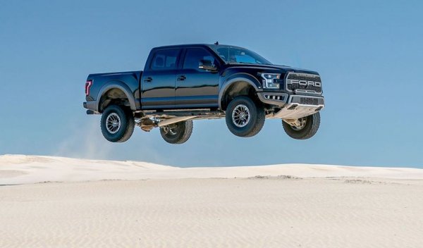 Новият Ram 1500 TRX с неговите 710 коня вдигна много летвата за мощност и бързина при пикапите. Но като шум първото място все още е за конкурента Ford. F-150 Raptor e с цели 8 децибела по-гръмък от Ram с максимала газ. През 2022 трябва да се появи и подсиленият Raptor R, който може да подобри рекорда.
