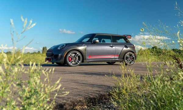 Има предостатъчно шумни хот хечове на пазара - вероятно и защото създателите им нарочно ги правят такива. Но това MINI с лекота ги изпреварва и дори засрамва някои спортни купета. С 4.7 секунди за ускорение от 0 до 96 км/ч, може да ги застрами дори и на пистата - всъщност от C&D казват, че това е най-бързата кола с предно предаване, която някога са тествали. 
