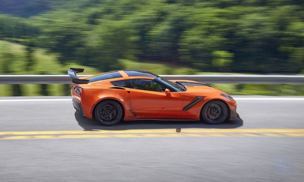 Тук става дума за версията от 2019 година. Междувременно Corvette навлезе в ново поколение и премести двигателя си зад шофьора. По-наточените версии на последната генерация обаче още не са на пазара, така че ZR1 от 2019 си остава най-гръмката тарга, тествана от изданието. Заслугата е на могъщия V8 със суперчарджър и 755 конски сили. 
