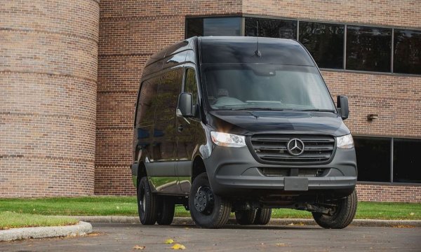 Всички останали автомобили в този списък са гръмки нарочно. Sprinter 3500 е просто шумен, благодарение на трилитровия турбодизелов V6, двойната задна ос и високия ръст, който не помага особено за аеродинамичните шумове. 
