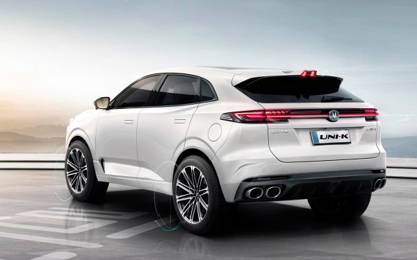 Машината е построена на преднозадвижвана платформа с напречно разположен двигател, но като опция се предлага и задвижване на четирите колела. За задвижването се грижи двулитров турбомотор от семейството Blue Whale, който е комбиниран с 8-степенна автоматична трансмисия Aisin.