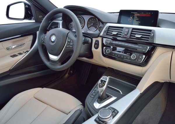 Но това са дреболии, тъй като бензиновите двигатели &ndash; 1.6, 2.0 и 3.0, могат да се окажат проблем, защото всички са с турбо и директно впръскване. Това означава, че са много взискателни на гориво. Понякога се срещат теч и запушване на инжекторите, повреди на инжекционната помпа и течове на уплътнения. 

Дизеловият двигател 2.0 е за предпочитане, но поддръжката му е свързана с високи разходи. 

Скоростната кутия е ZF 8HP, като има няколко модификации за за различни въртящи моменти. Като цяло е много здрава и изкарва 250 000 км, а при внимателно отношения и още повече.
