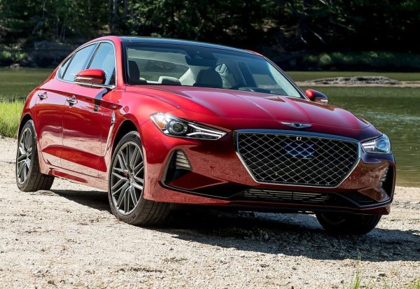 Дължина - 4685 мм, просвет - 150 мм, багажник - 330 л.

Като представител на премиум подмарката Hyundai, този се продава от 2017 г. Цената на осемгодишните автомобили е малко по-висока &ndash; до 25 000 евро, като средният пробег е 115 000 км. Моделът е оборудван с бензинови и дизелови двигатели, като някои версии има задвижване на четирите колела.

Основните оплаквания на собствениците се свеждат до малък багажник, тясния втори ред и високата цена на резервни части. Няма оплаквания относно надеждността и корозията.
