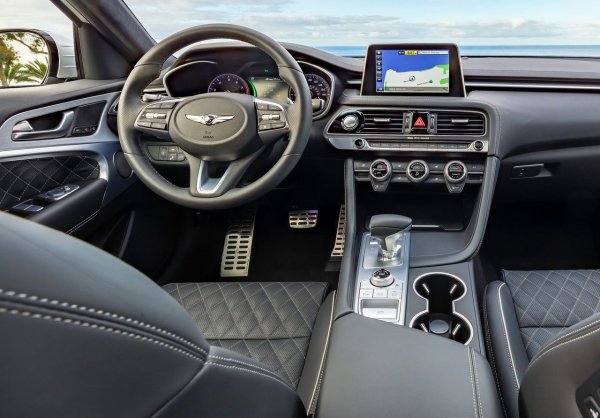 Турбо двигателят G4KL 2.0 с директно впръскване (197 или 247 к.с.) може да страда от повреди между инжекционната и маслената помпа, като въглеродните отлагания върху всмукателните клапани понякога се появяват още на 100 000 км. Като цяло обаче моторът трябва да изкара 300 000 км.

Дизеловият 2,2-литров двигател е познат от Kia Sorento и Hyundai Santa Fe, като също е достатъчно здрав и надежден, за да може да достигне пробег от 300 000 км, без да се налагат ремонти.

Във всички версии, включително дизеловите, има хидравлична автоматична кутия A8LR1. Първоначално тя имаше проблеми, но те бяха отстранени бързо. Обикновено първият ремонт е свързан с износването на съединителите &ndash; след 200 000-250 000 км.
