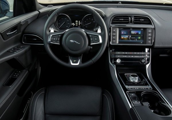 Дизеловият двигател 2.0 (180 к.с.) има по-малко присъщи слабости. Ако натиснеш педала силно, веригата на синхронизацията бързо ще се разтегне. Всичко останало са типични дизелови проблеми, включително запушване на филтъра за частици и EGR.

Хидравличната автоматична кутия ZF 8HP45 е подходяща за двулитрови двигатели. Можеш да се очаква достигане на 300 000 км, но на половината пробег смяната на втулките и уплътненията е неизбежна, както и на съединителите.

XE има отлично окачване и невероятно управление. Що се отнася до надеждността, не е сред най-добрите предложения - механичната част рядко се поврежда, но различни електроники редовно излизат от строя. Интериорът скърца, а резервните части са скъпи дори според премиум стандартите.
