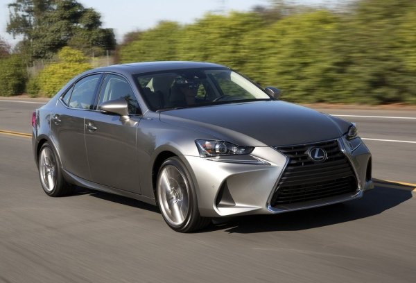 Дължина - 4665 мм, просвет - 135 мм, багажник - 480 л.

Трето поколение, от 2016, фейслифт рестилинг. Средният пробег е 112 000, а цените могат да достигнат 30 000 евро, като това се отнася за топ-версия с 3,5-литров двигател и 4&times;4. Такива коли обаче са много малко, повечето са с 2.0 и задвижване на задните колела.

Двигателите са на Toyota - 8AR-FTS 2.0 (245 к.с.) и 2GR-FSE V6 3.5 (258 или 306 к.с.), с турбокомпресор и комбинирано впръскване. Те са изключително взискателни към качеството на горивото. Общата слабост е водната помпа, която може да се повреди след 50 000-70 000 км. 