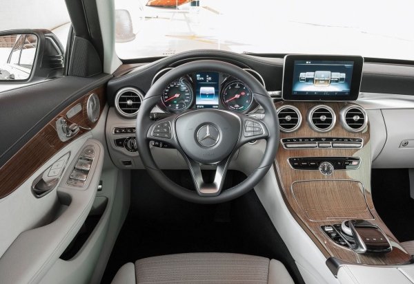 Същото се отнася и за 2,0-литровият мотор (184 к.с.) от същата серия M274. Тези двигатели бяха заменени с 1.5 (184 к.с.) от серията M264 по време на фейслифта, като и тук има различен набор от проблеми - инжектори, въглеродни отлагания, повреди на буталата поради нискокачествено гориво.

На този фон дизелът 2.1, способен да изкара 300 000 км без особена намеса, изглежда изгодно. Но колите с дизел са много по-скъпи и за съжаление има малко такива на пазара. 

Няма оплаквания относно трансмисиите: само хидравличните автоматични 725.0 и 722.9, които могат да издържат на 350 000 км при нормално отношение.
