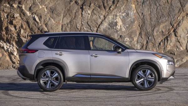 Новият Nissan X-Trail също е снабден с иновативната система e-POWER и оборудван с технология за задвижване и контрол на четирите колела - e-4ORCE. Благодарение на нея, освен динамика и лесно управление се постигат тишина и комфорт по време на пътуване, като това се дължи на двата електрически мотора, задвижващи всички колела. 
