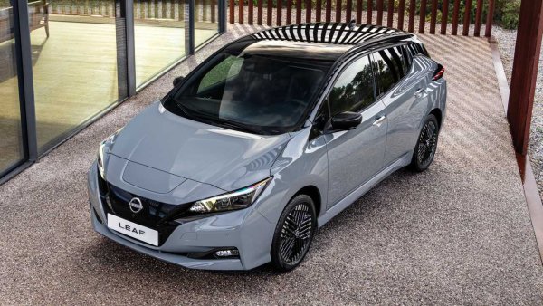 Първият в света масов, изцяло електрически автомобил Nissan LEAF направи революция с излизането си на пазара. От 2010 г. досега от този модел са продадени над 577 000 единици, които са изминали на 9 млрд километра с нулеви вредни емисии. В Nissan непрекъснато усъвършенстват модела, като се опитват да го направят по-достъпен за масовия потребител.

Последният LEAF (моделна година 2022) получава променен дизайн, по-ефективни задвижващи системи и технологии за свързаност, което би трябвало да го направи още по-успешен на световните пазари.
