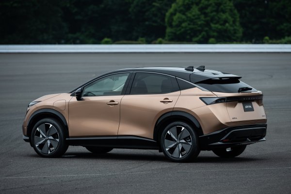 Ariya е първият изцяло електрически купе-кросоувър, който обаче е изцяло в стила на Nissan. При него дебютира новаата платформа CMF-EV, която е разработена от японската компания за нуждите на алианса с Renault и Mitsubishi. 

Моделът ще се предлага със система за задвижване на четирите колела e-4ORCE, която разполага с двата електромотора, гарантиращи бърза  реакция и моментално ускорение при всяка ситуация на пътя. 