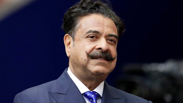 Хан е роден в Пакистан през 1950 и 17-годишен се мести в Щатите. През 1980 година купува компанията Flex-N-Gate, която бързо става основен доставчик на брони за компаниите от Голямата тройка в Детройт, а по-късно и на Toyota, BMW и Nissan. Сега компанията произвежда и педали, както и арматурни табла. През 2013 Хан стана известен и в Европа, след като купи английският футболен клуб Фулъм.