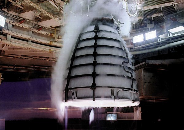 Един двигател с вътрешно горене би могъл да се използва и в открития космос, макар, че може да отбележите липсата на един много важен компонент - там няма кислород. Така че, освен с гориво, би трябвало да имате и резервоар за кислород. Точно както се случва при ракетите...