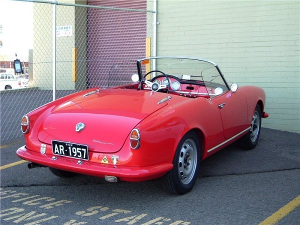 Този модел на Alfa Romeo Giulietta се е произвеждал в периода 1955-1962 година