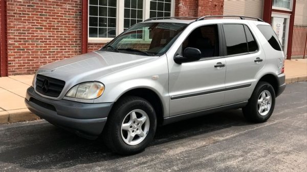 Излезлият през 1998 година Mercedes ML320 е част от поколението W163. Това беше първото по рода си луксозно превозно средство, което идва с контрол на стабилността и се превърна в луксозен офроудър. Моделът обаче имаше доста проблеми с качеството, което го направи нежелан на пазара на употребявани автомобили.

Платформата на ML320 беше слаба и се налагаха чести ремонти, а те няма как да бъдат евтини, когато става дума за Mercedes-Benz. Компанията на няколко пъти обновяваше модела, преди да похарчи милиони за разработката на второто му поколение, което е далеч по-добро.