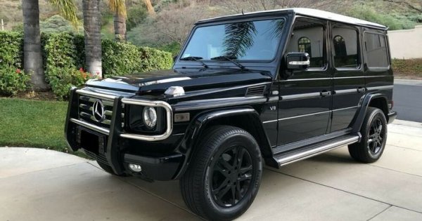 Mercedes Benz G 550 от 2002 година показва защо старият G-Wagen от 1970 година все още е популярен в началото на XXI век. Моделът излезе с 4,0-литров битурбо V8 двигател, който беше харесан от потребителите както заради мощността, така и заради надеждността му. Всъдеходът се превърна в основен конкурент на Land Rover, като за това помогна и високото качество на изработка.

Експертите препоръчват покупката на този всъдеход на всеки, който търси не само стил и комфорт, но и прилична производителност, съчетана с добра управляемост. Моделът идва със статут и характер, но и разполага с много практични функции, които го правят полезна покупка.