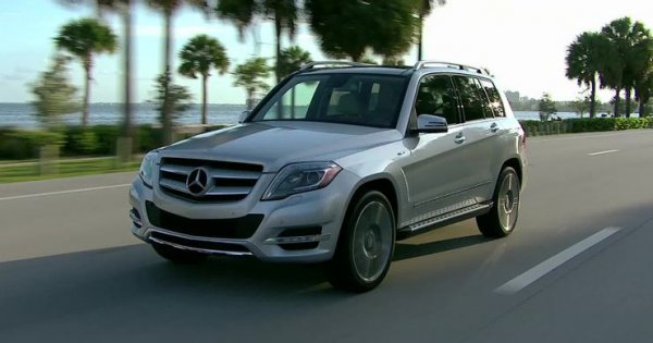 Версията Mercedes-Benz GLK350 се появи при фейслифта на GLK през 2012 година. По принцип моделите GL предлага усещане за лукс и класа, но този е с компактни размери. Версията 350 получи V6 двигател с 302 к.с., така че проблемът не е в липсата на мощност, а в самия мотор.

Много купувачи се оплакаха от теч на масло върху главите на цилиндрите. В същото време средните разходи за ремонт бяха много по-високи от тези на другите модели от класа, тъй като все пак става дума за Mercedes-Benz и това, че той е с по-малки размери, няма никакво значение в случая.
