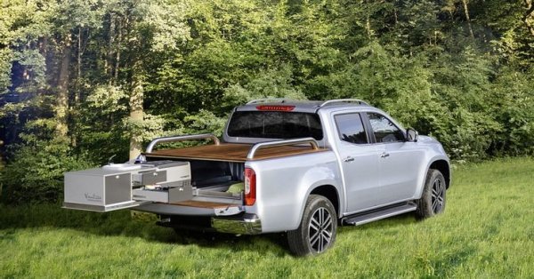 Официално пуснат на пазара през 2017 година, Mercedes-Benz X-Class беше обявен като родоначалник на един нов сегмент - този на луксозните пикапи. Моделът се предлагаше в различни нива на оборудване, като на върха на гамата беше версията с V6 турбодизел, който генерира 255 к.с.

Това наистина звучи добре, но колата трябва да бъде избягвана, тъй като е прекалено скъпа, а в същото време е напълно безполезна като работен кон. Тя е базирана на Nissan Navara, който е по-евтин и напълно логично в Mercedes в крайна сметка се отказаха от нейното производство.