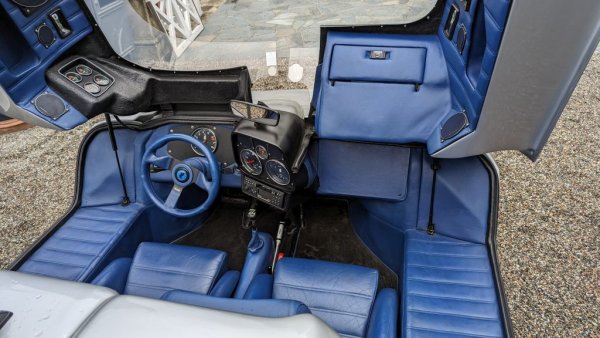 Първият му успешен проект е едва през 80-те с Isdera Spyder - агресивен спортен автомобил с отварящи се нагоре врати и двигател от Mercedes (по-точно 2.3-литровият агрегат с 16 клапана от E190). Компанията е толкова малка, че не може да си позволи дори да разработи собствени фарове или ръкохватки, а използва тези от Mercedes. Произведени са едва 17 бройки. 