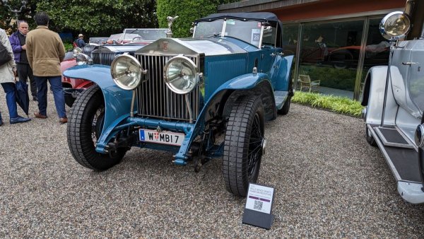 През 20-те години основателят на компанията сър Хенри Ройс разработва три бързи спортни коли, базирани върху легендарното първо поколение на Phantom. Идеята е те да наложат компанията в състезателния сегмент, където дотогава господства врагът Бентли. 
